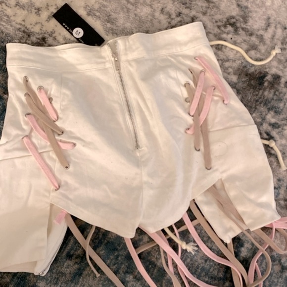 Trendy short white sting shorts - Picture 2 of 3